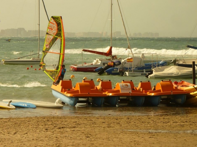 Windsurf junto a la orilla